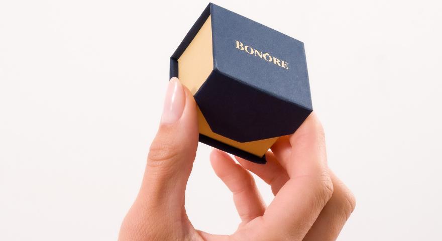 Krabice Bonore v charakteristické tmavě modré barvě značky jsou vyrobeny z vysoce kvalitních materiálů a zdobí je decentně vyražené zlaté logo, které jim dodává jedinečnost.