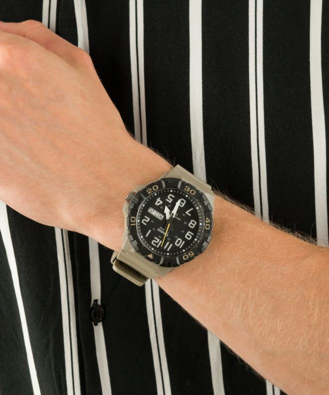 Casio Orologio Sportivo MRW-210H-5AVCF - Impermeabile 100m, Quarzo, Display Giorno/Data