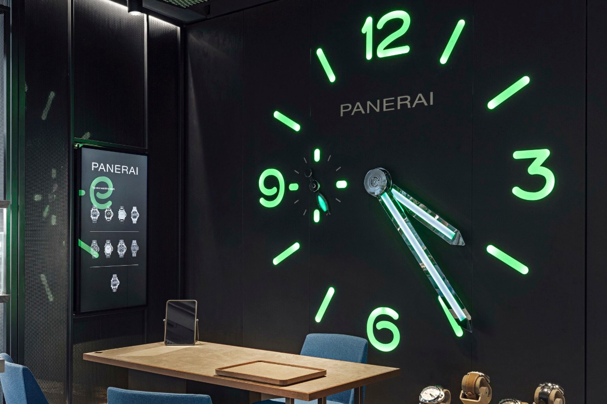 Svítící nástěnné hodiny ve vlajkovém showroomu značky Panerai