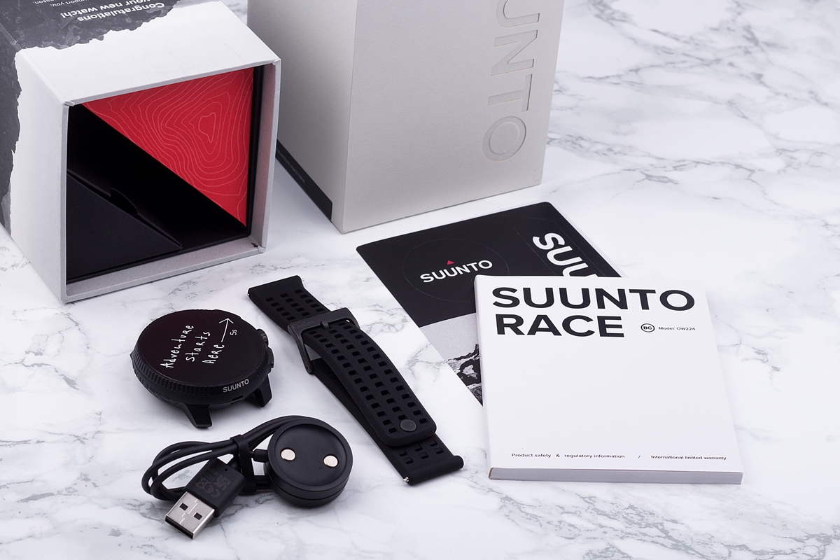 Obsah krabičky sportovních hodinek Suunto Race