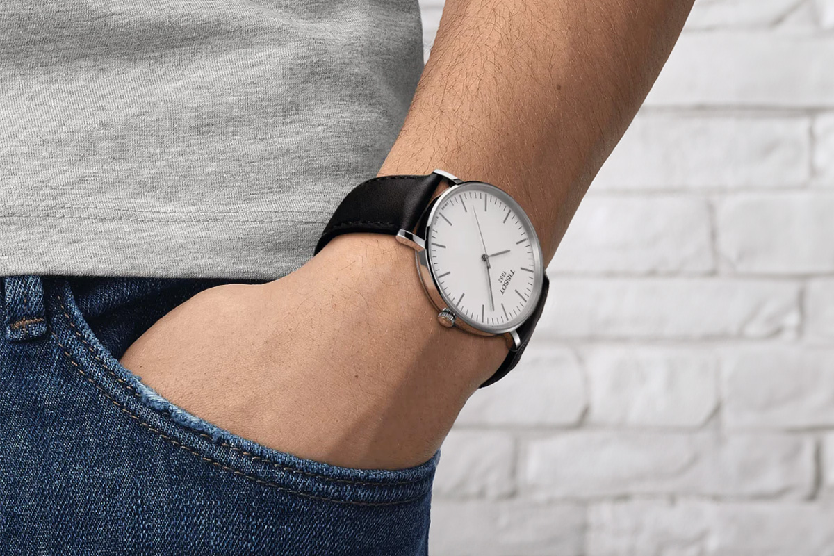 Hodinky Tissot na zápěstí muže s rukou v kapse