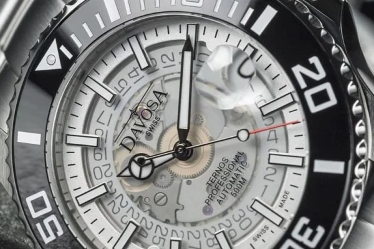 Mercedes předává hodinky z Davosu