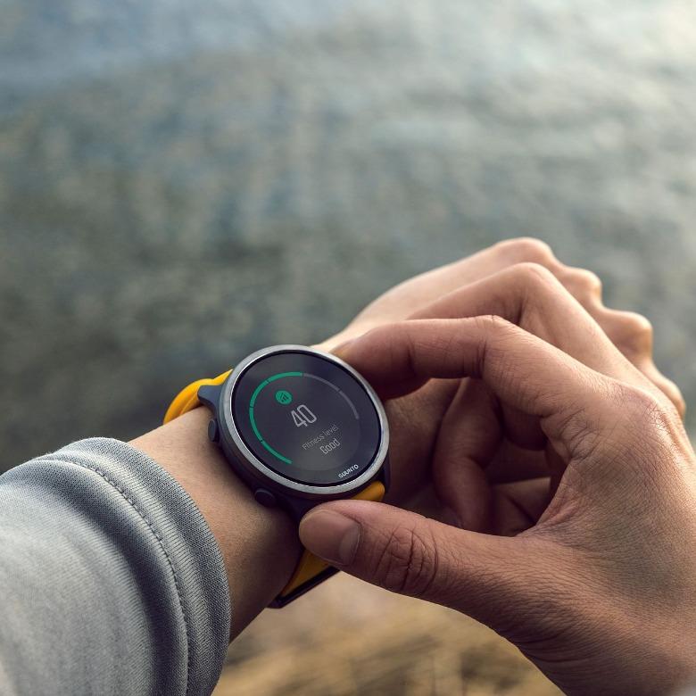 Suunto 5 Peak Ochre SS050731000 na zápěstí